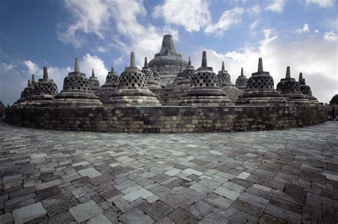 Candi Borobudur: An Ancient Buddhist Temple Complex Steeped in History and Mystique!