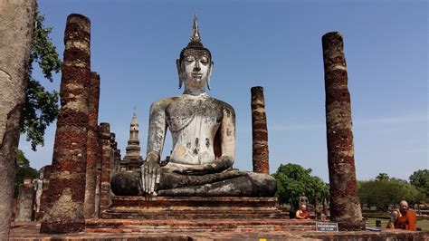  Wat Mahathat: Gizemli Tarihin ve Şaşırtıcı Heykelin Buluştuğu Yer!